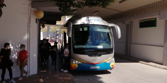 Pasajeros accediendo al autobús de la línea Baena-Córdoba, esta mañana, en la Estación de Baena. Foto: TV Baena.