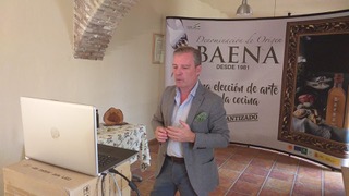 El secretario general de la DOP Baena, José Manuel Bajo, durante la 'Virtual Taste' impartida al Centro de FPE de Salamanca. Foto: DOP Baena.
