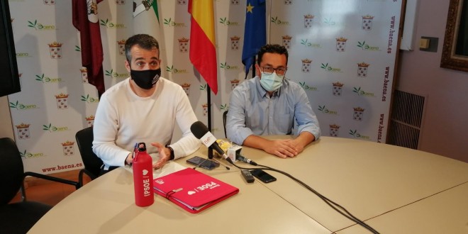 Los portavoces del grupo municipal del PSOE de Baena, José Andrés García y Jesús Rojano, este mediodía en rueda de prensa. Foto: TV Baena.