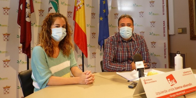 Los ediles de IU, Cristina Vidal y David Bazuelo, en la rueda de prensa sobre el presupuesto municipal que han ofrecido esta mañana. Foto: TV Baena.