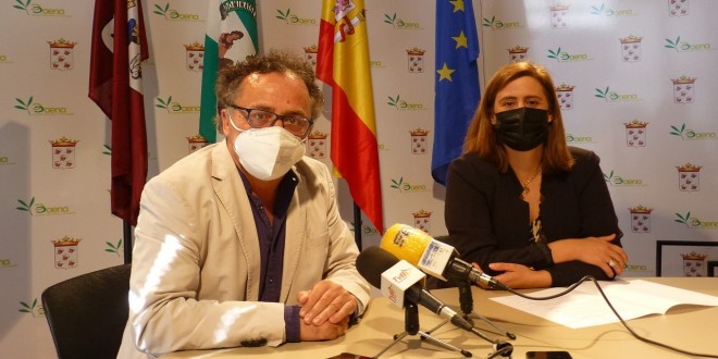 La alcaldesa de Baena, Cristina Piernagorda, y el primer teniente de alcalde, Ramón Martín, ayer en rueda de prensa. Foto: TV Baena.