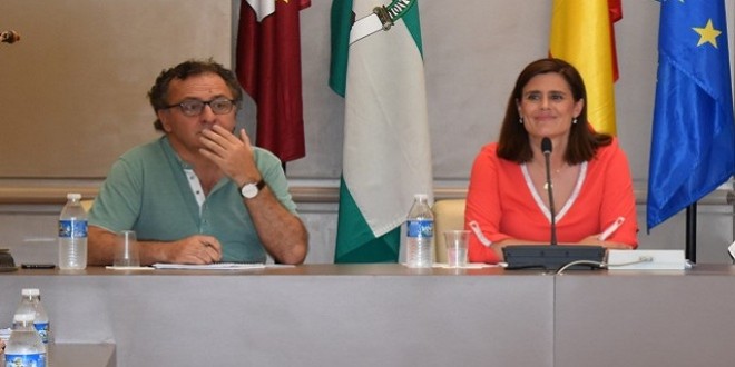 La alcaldesa de Baena, Cristina Piernagorda (PP) y el primer teniente de alcalde, Ramón Martín (C's) en un Pleno del Ayuntamiento. Foto de archivo: TV Baena.
