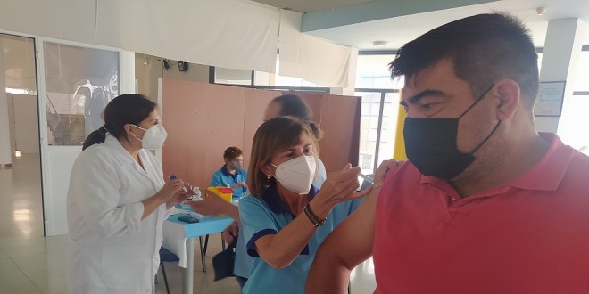 Vacunación contra el covid-19 en el pabellón de Deportes 'Juan Carlos I' Foto: TV Baena.