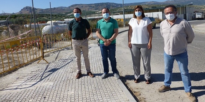 Representación del Ayuntamiento de Baena que ha visitado esta mañana el polígono industrial 'Los Llanos'. Foto: TV Baena.