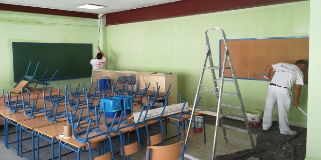 Labores de mantenimiento en un colegio público de Baena. Foto: Archivo TV Baena.