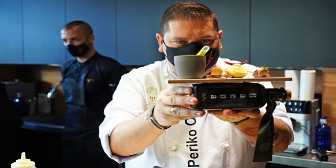 El chef cordobés Periko Ortega presentando un plato elaborado con AOVE de la DOP Baena. Foto: DOP Baena