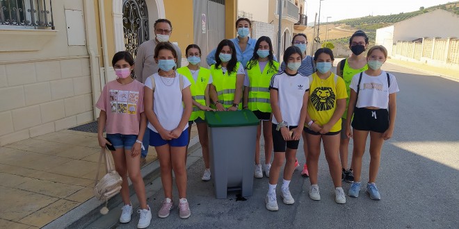 Algunos de los jóvenes que han participado en esta jornada de limpieza del Proyecto 'Europa-Baena' de Adegua. Foto: TV Baena.