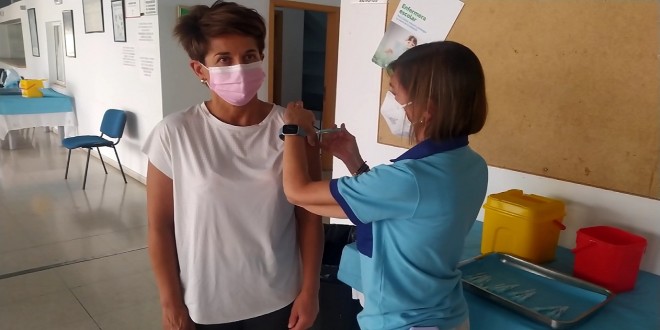 Una mujer recibe la vacuna contra el covid que se están administrando en el pabellón de deportes de Baena. Foto: TV Baena.