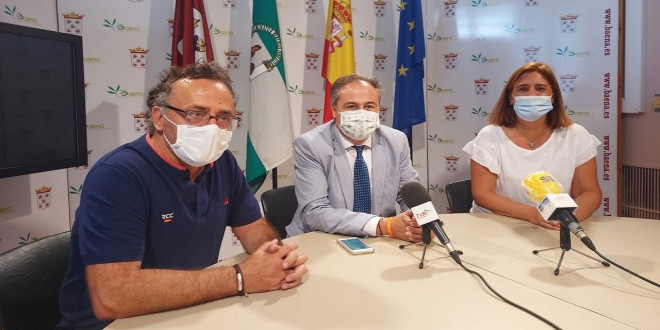 En el centro, el delegado de Turismo de la Junta en Córdoba, Ángel Pimentel, esta mañana en el Ayuntamiento de Baena. Foto: TV Baena.