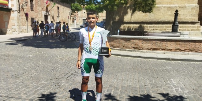 Carlos Tienda con su trofeo y medalla de plata lograda en el Campeonato de España con la selección andaluza infantil de ciclismo. Foto: Familia Tienda Bernabeu.