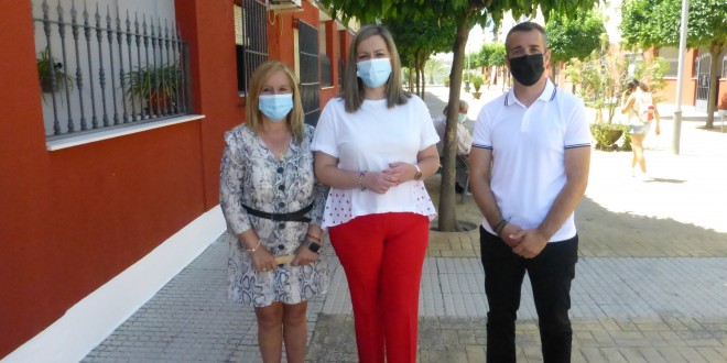 Miembros del grupo municipal del PSOE de Baena piden en el barrio de la Haza del Reloj la retirada de amianto de las viviendas. Foto: TV Baena.