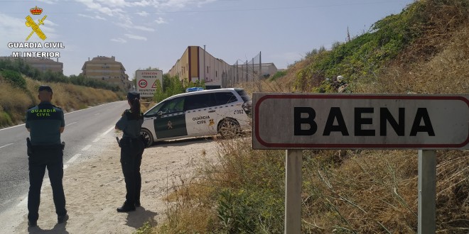 Patrulla mixta en la entrada de la localidad de Baena. Foto: Guardia Civil.
