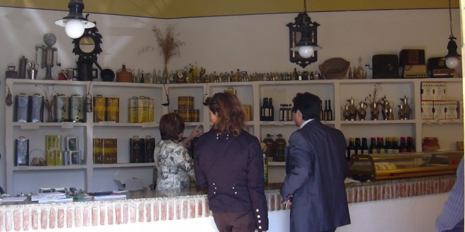 Varias personas compran aceite en una tienda especializada. Foto: TV Baena.