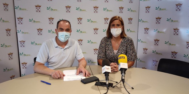 El concejal de Vivienda, José Gómez, y la alcaldesa de Baena, Cristina Piernagorda, ayer en rueda de prensa. Foto: TV Baena.