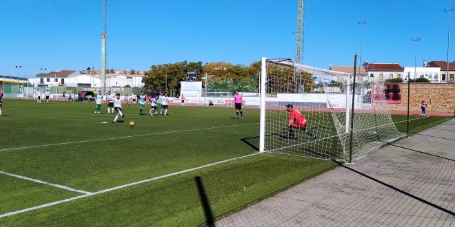 Un gol de penalti del Atlético Baenense en uno de los partidos disputados en el 'Juan Carlos I'. Foto: TV Baena.