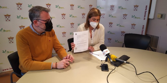 La alcaldesa de Baena, Cristina Piernagorda, junto al concejal de Cultura, Javier Vacas, informan sobre la sentencia definitiva del TSJA en el caso de la moción de censura. Foto: TV Baena.