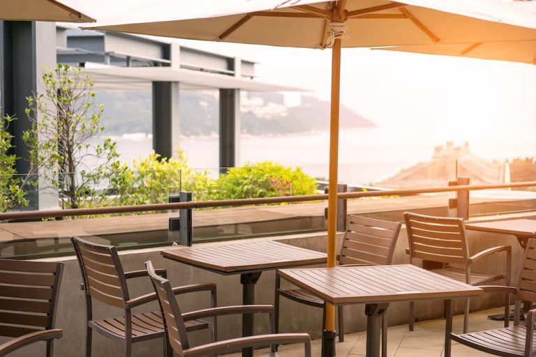 Prepara la terraza de tu negocio para el verano cómo elegir el mobiliario ideal